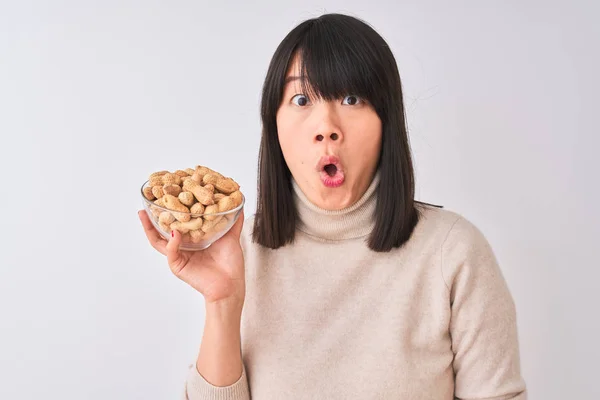 Joven Mujer China Hermosa Sosteniendo Tazón Con Cacahuetes Sobre Fondo — Foto de Stock