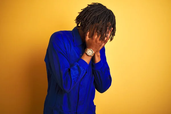 Hombre Afro Trabajador Con Rastas Vistiendo Uniforme Mecánico Sobre Fondo — Foto de Stock