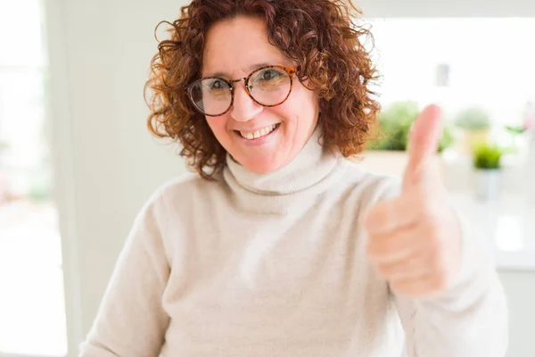 Piękna Starsza Kobieta Noszenia Sweter Golf Okulary Robi Szczęśliwy Kciuk — Zdjęcie stockowe