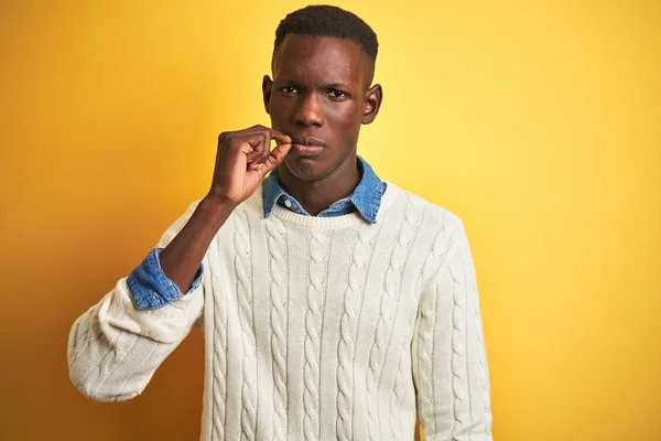 Homme Afro Américain Portant Chemise Denim Pull Blanc Sur Fond — Photo