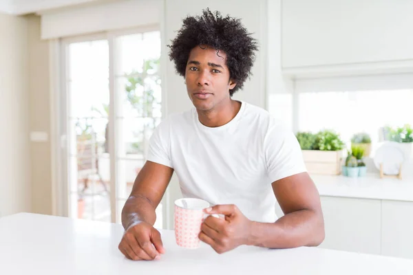 Afričan Americký Muž Afro Pije Šálek Kávy Sebevědomým Výrazem Elegantní — Stock fotografie
