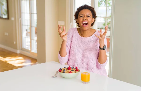 Mujer Afroamericana Joven Desayunando Saludable Por Mañana Casa Loca Loca — Foto de Stock