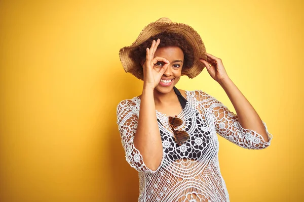 Jonge Afro Amerikaanse Vrouw Met Afro Haar Dragen Zomer Hoed — Stockfoto