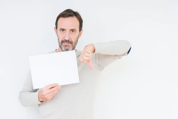 Älterer Mann Mit Leerem Papierbogen Vor Isoliertem Hintergrund Mit Wütendem — Stockfoto