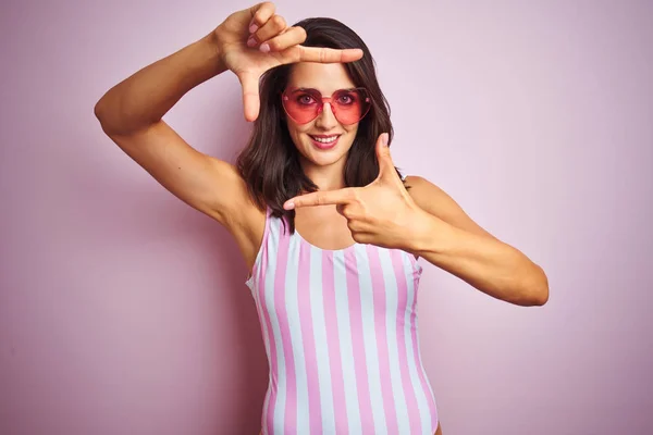 Schöne Frau Trägt Gestreiften Rosa Badeanzug Und Herzförmige Sonnenbrille Über — Stockfoto