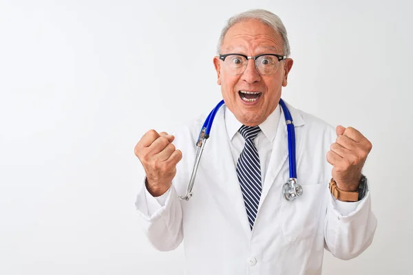 Hombre Médico Pelo Gris Mayor Con Estetoscopio Pie Sobre Fondo —  Fotos de Stock