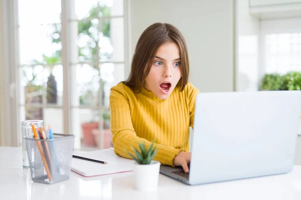 Menina Bonita Estudando Para Escola Usando Laptop Computador Assustado Choque — Fotografia de Stock