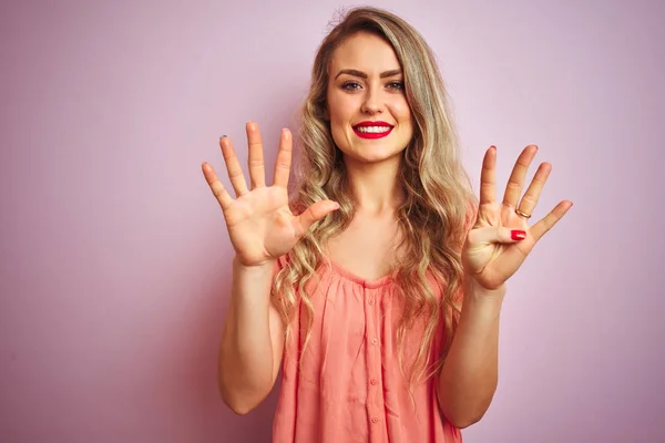 Jeune Belle Femme Portant Shirt Debout Sur Fond Rose Isolé — Photo