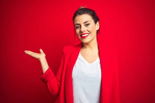 Jonge Mooie Zakelijke Vrouw Staande Rode Geïsoleerde Achtergrond Glimlachend Vrolijk — Stockfoto