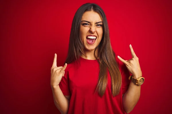 Jeune Belle Femme Portant Shirt Debout Sur Fond Rouge Isolé — Photo