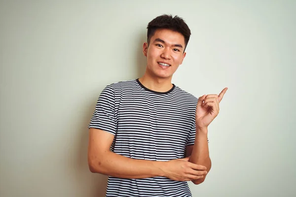 Jonge Aziatische Chinese Man Dragen Gestreepte Shirt Staande Geïsoleerde Witte — Stockfoto