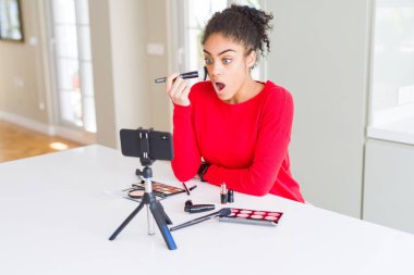 Genç Afrikalı Amerikan etki unsuru kadın kayıt sürpriz bir yüz ile şok korkuyor öğretici makyaj, korku ifadesi ile korkuyor ve heyecanlı