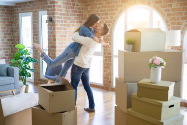 Güzel çift atlama ve aşık, çok mutlu gülümseyen sarılmak