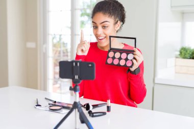 Kayıt genç Afro-Amerikan etki unsuru kadın öğretici bir fikirle sürpriz yapmak ya da gülen yüz, bir numara ile işaret parmağı soru