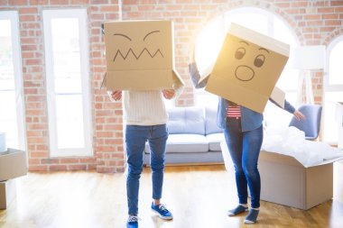 Çılgın çift kafa üzerinde komik yüzler ile kutuları giyiyor, Fu sahip