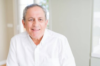 Emin gülümseyen yakışıklı komuta sizde