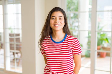 Güzel esmer kadın neşeli, mutlu ve olumlu görünümlü gülümseyen