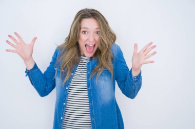 Beyaz izole arka plan üzerinde mavi gözleri ile güzel sarışın kız çılgın ve silah yükseltilmiş ve açık gözleri heyecanlı çığlık ile başarı için hayran kutluyor. Kazanan kavramı