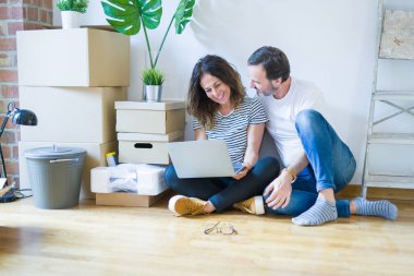 Orta yaş Senior romantik çift içinde aşk oturma üzerinde the Apartme