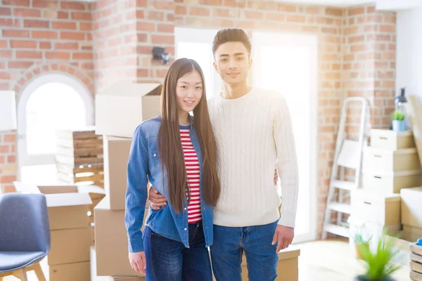 Krásný mladý asijský pár vypadal šťastně a usmíval se vzrušené m — Stock fotografie