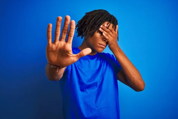 Афро Американец Дредами Футболке Стоящей Изолированном Синем Фоне Закрывая Глаза — стоковое фото