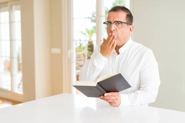 Hombre Mediana Edad Leyendo Libro Casa Con Gafas Cubren Boca — Foto de Stock