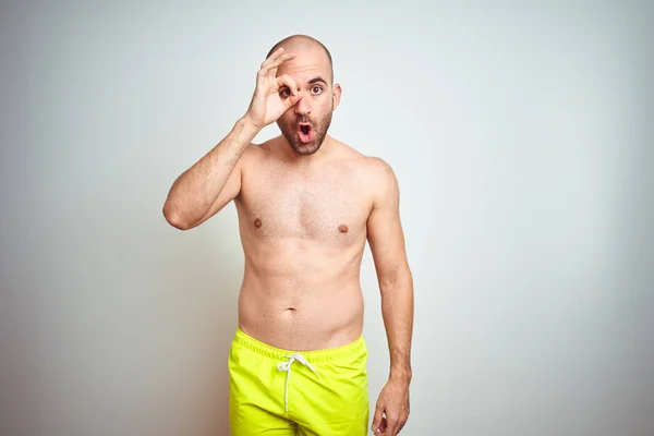 Joven Hombre Sin Camisa Vacaciones Vistiendo Traje Baño Amarillo Sobre — Foto de Stock