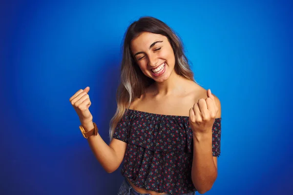 Joven Hermosa Mujer Con Camiseta Floral Sobre Fondo Azul Aislado — Foto de Stock