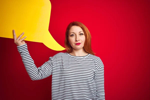 Jovem Bela Ruiva Mulher Segurando Amarelo Discurso Bolha Sobre Vermelho — Fotografia de Stock