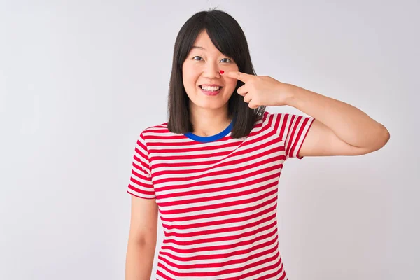 Jonge Mooie Chinese Vrouw Dragen Rood Gestreepte Shirt Geïsoleerde Witte — Stockfoto