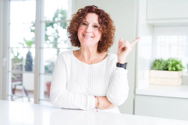 Bella Donna Anziana Che Indossa Maglione Bianco Casa Con Grande — Foto Stock