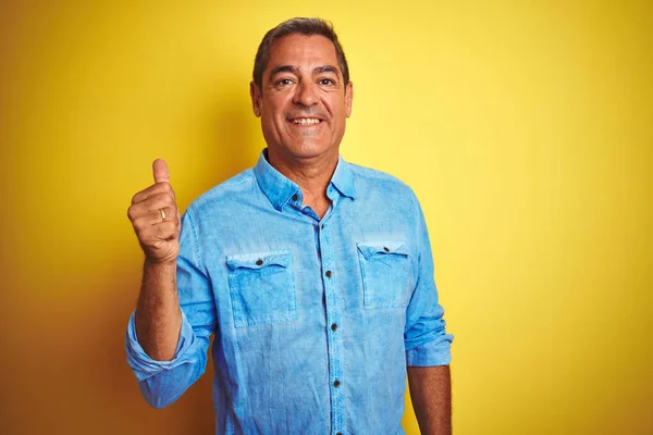 Bonito Homem Meia Idade Vestindo Camisa Jeans Sobre Fundo Amarelo — Fotografia de Stock