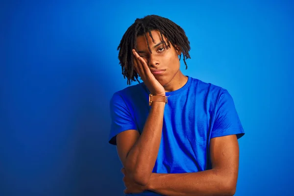 Afro Americano Com Dreadlocks Vestindo Camiseta Sobre Fundo Azul Isolado — Fotografia de Stock