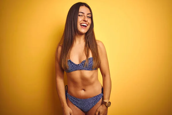 Jonge Mooie Vrouw Vakantie Dragen Bikini Staande Geïsoleerde Gele Achtergrond — Stockfoto