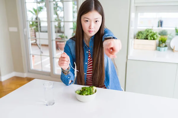 Bella Donna Asiatica Mangiare Broccoli Freschi Verdi Puntando Con Dito — Foto Stock