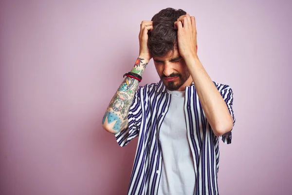 Joven Hombre Con Tatuaje Con Camisa Rayas Pie Sobre Fondo — Foto de Stock