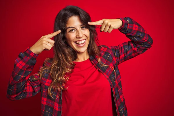 Joven Hermosa Mujer Con Chaqueta Casual Pie Sobre Fondo Rojo — Foto de Stock