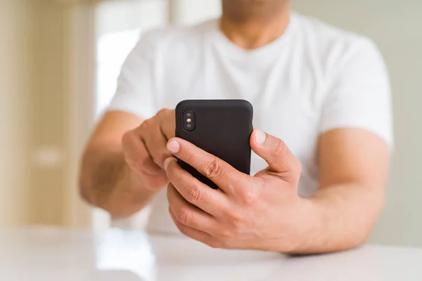 Primer plano de las manos de hombre de mediana edad utilizando el teléfono inteligente en casa —  Fotos de Stock