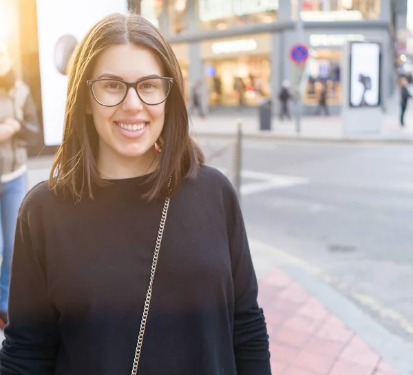 Krásná mladá brunetka s vzrušené chůze po — Stock fotografie