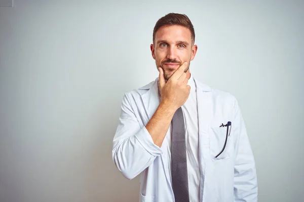 Νέος Όμορφος Γιατρός Άντρας Φορώντας Λευκό Παλτό Απομονωμένο Φόντο Που — Φωτογραφία Αρχείου