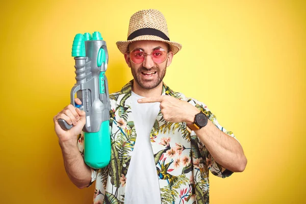 Hombre Joven Con Flores Hawaianas Camisa Sosteniendo Pistola Agua Sobre —  Fotos de Stock