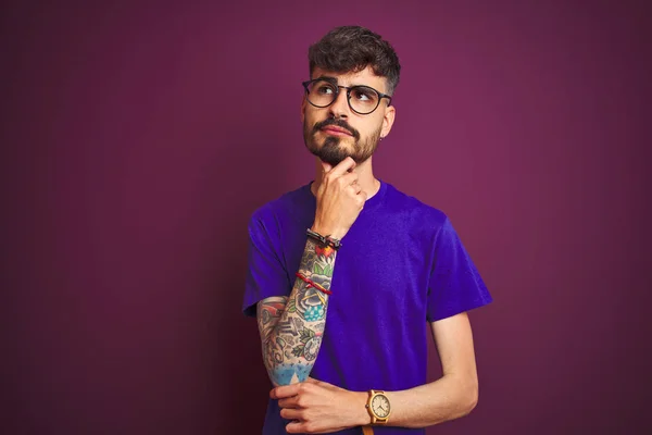 Jovem Com Tatuagem Vestindo Camiseta Óculos Sobre Fundo Roxo Isolado — Fotografia de Stock