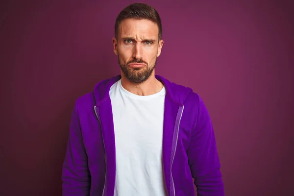 Young Fitness Man Bär Casual Sport Sweatshirt Över Lila Isolerad — Stockfoto