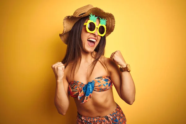 Femme Vacances Portant Bikini Des Lunettes Soleil Ananas Sur Fond — Photo