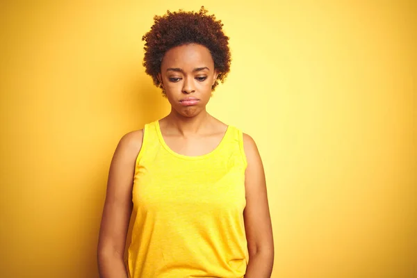 美女美籍妇女穿着夏季T恤 在孤立的黄色背景沮丧和担心苦恼 哭愤怒和害怕 悲伤的表情 — 图库照片