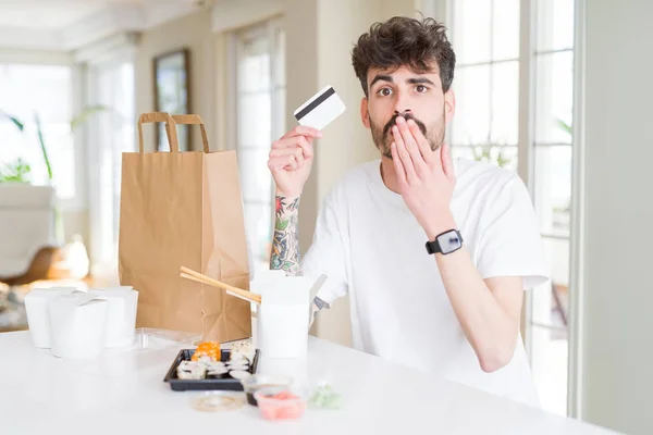 Joven Comiendo Sushi Asiático Entrega Domicilio Usando Tarjeta Crédito Como — Foto de Stock