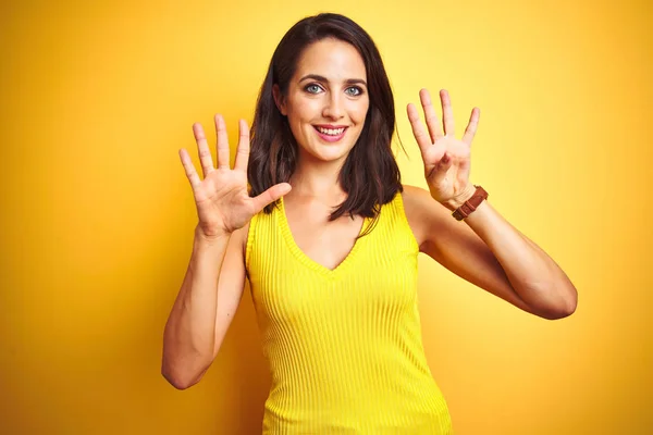 Joven Hermosa Mujer Usando Camiseta Pie Sobre Fondo Aislado Amarillo —  Fotos de Stock