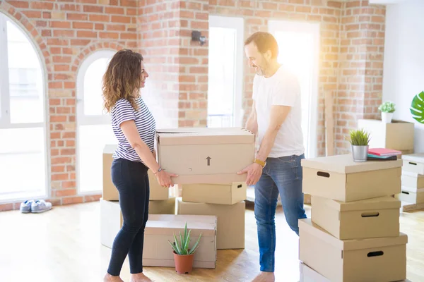 Edad media pareja de ancianos que se muda a una nueva casa, la celebración de cartón — Foto de Stock