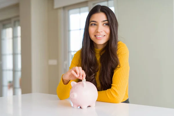 Primer Plano Mujer Sonriendo Poniendo Una Moneda Dentro Alcancía Como — Foto de Stock