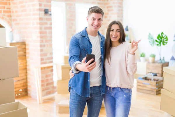 Hermosa Joven Pareja Sonriendo Amor — Foto de Stock